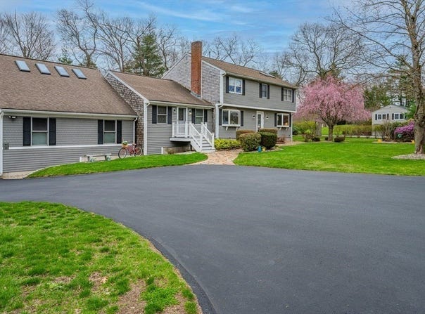 39 Dwelley Ave, Hanover, MA 02339