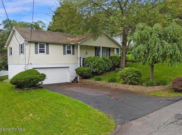 206 Florence Drive, Clarks Summit, PA 18411