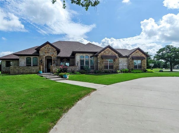 1402 Isabella Court, Aurora, TX 76078