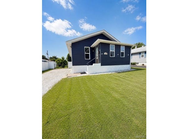 229 W Thomas Street, Roxana, IL 62084