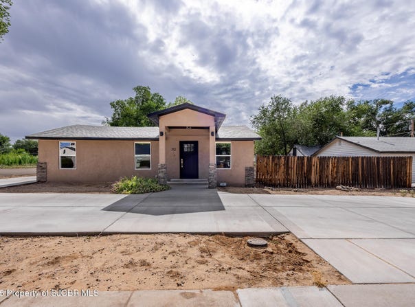 712 N DUSTIN Avenue, Farmington, NM 87401