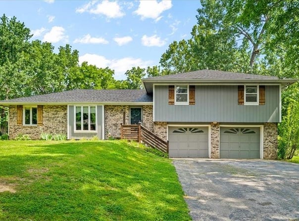 10304 Edgehill Drive, Edwardsville, KS 66111