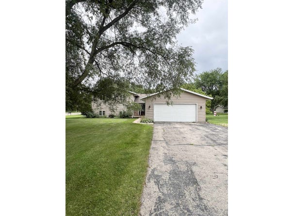 106 Niehoff Drive, Fall River, WI 53932