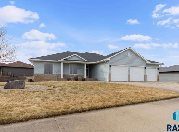 2013 Ridgeway Pl, Pierre, SD 57501