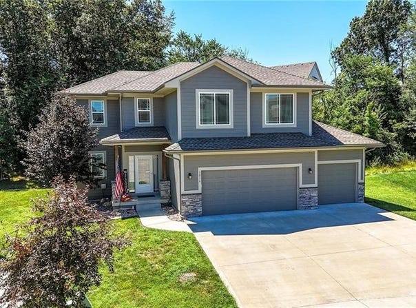 1016 SE Forest Ridge Court, Blue Springs, MO 64014