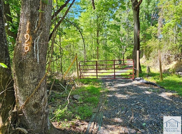 195 Ramey Hodge Dr, Martinsville, VA 24112