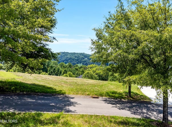123 Pineberry Road E, Oak Ridge, TN 37830