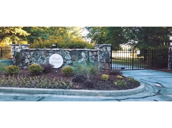 729 Eagles Harbor Dr, Hodges, SC 29653