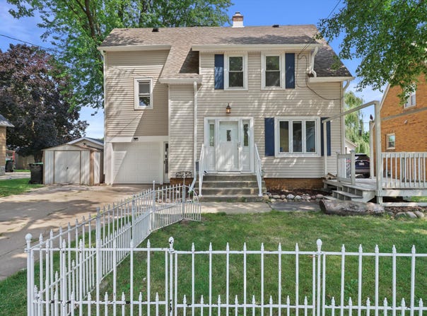 612 W Burnett St, Beaver Dam, WI 53916