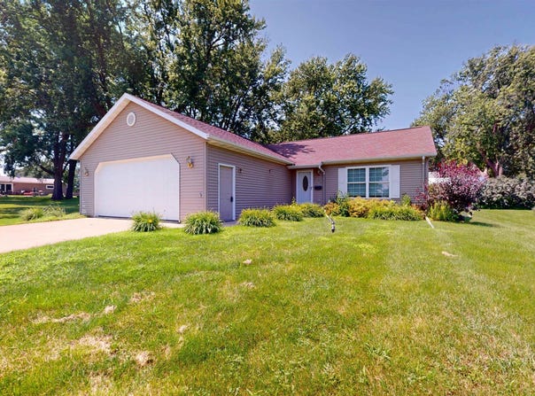 100 Maple Road, Cleghorn, IA 51014