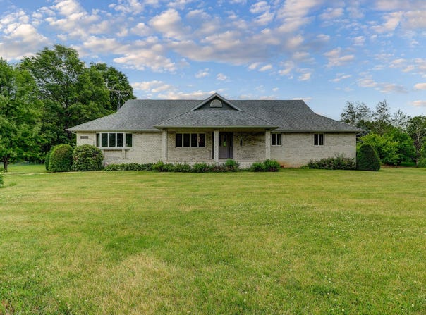 2205 Meadows Drive, Sterling, IL 61081
