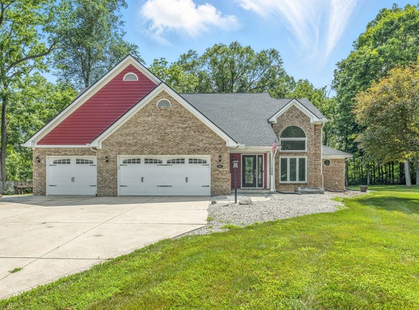 1066 N Dogwood Way, Greenfield, IN 46140