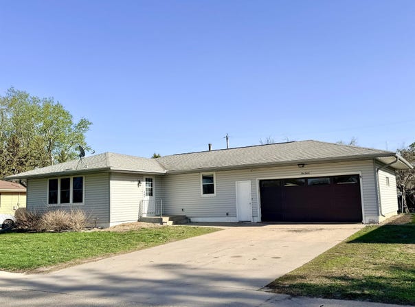 1012 E 4TH ST, Storm Lake, IA 50588