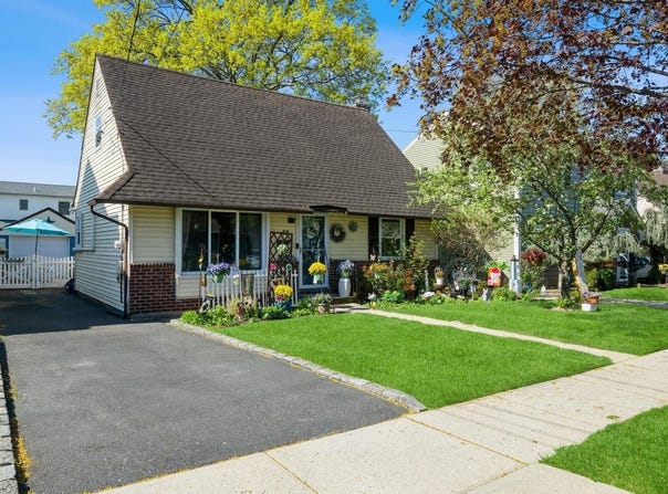 42 Webster Street, Floral Park, NY 11001