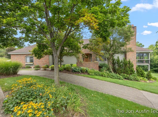 875 Cascade Hills E Drive SE, Grand Rapids, MI 49546