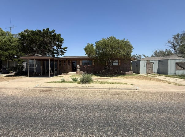 207 Hickory Street, Levelland, TX 79336