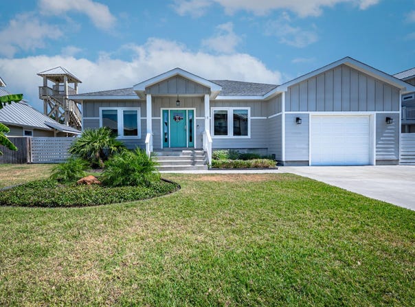 14 Luau LN, Rockport, TX 78382