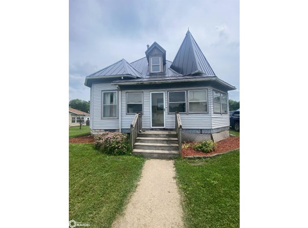 201 N Main Street, Libertyville, IA 52567