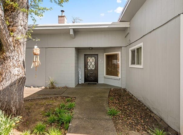 787 S Shasta Avenue, Eagle Point, OR 97524