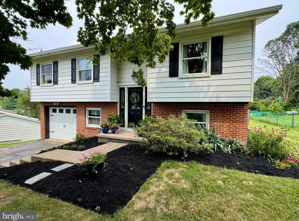 408 WEST DRIVE, BOALSBURG, PA 16827