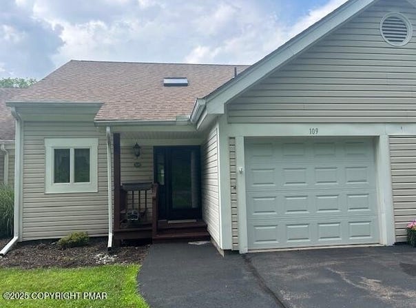 109 Duck Hollow Circle, Stroudsburg, PA 18360