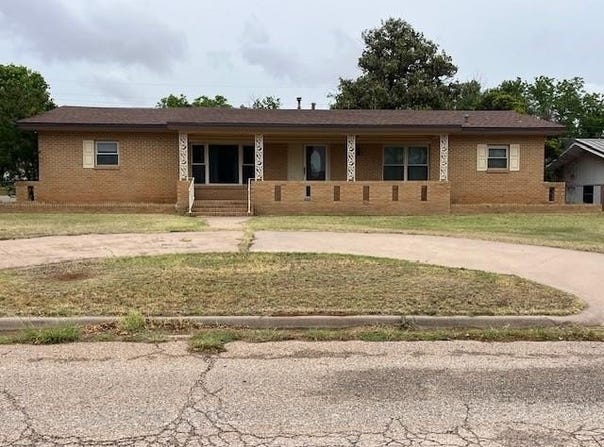 901 E Burnside Street, Rotan, TX 79546