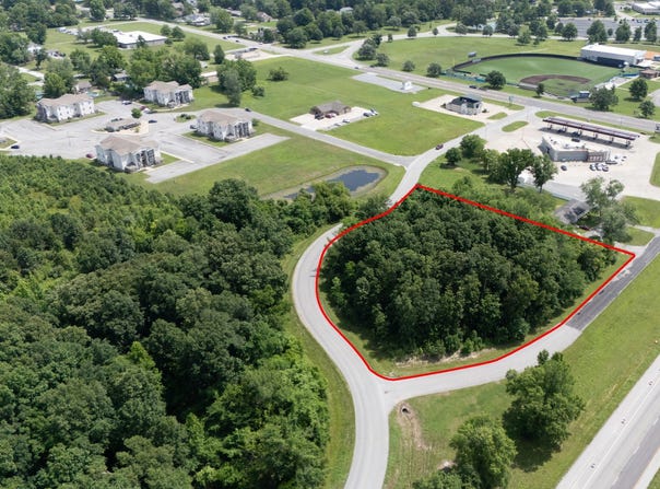 1100 Pin Oak Drive, Carterville, IL 62918