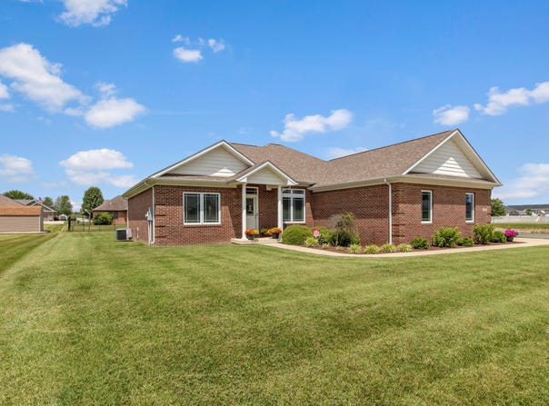 1976 Austin James Lane, Seymour, IN 47274