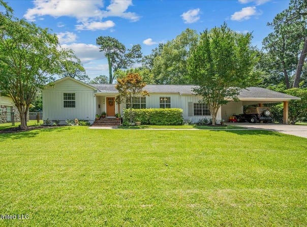 604 Pineview Drive, Hattiesburg, MS 39401