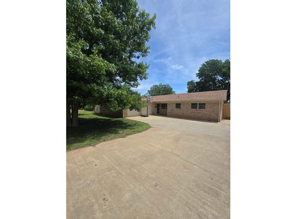 301 BENNETT Drive, Dumas, TX 79029-4132