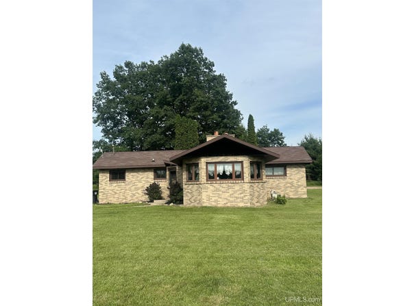 829 Superior, Kingsford, MI 49802