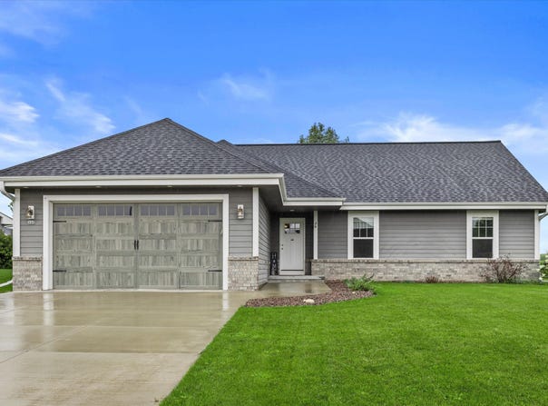 232 Farmstead Dr, Slinger, WI 53086