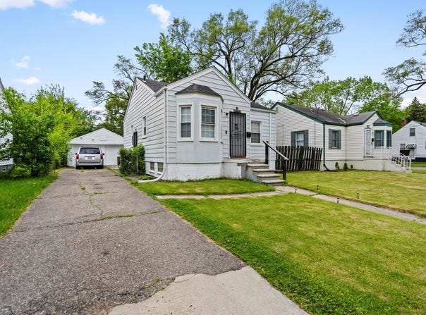 18914 Elkhart, Harper Woods, MI 48225