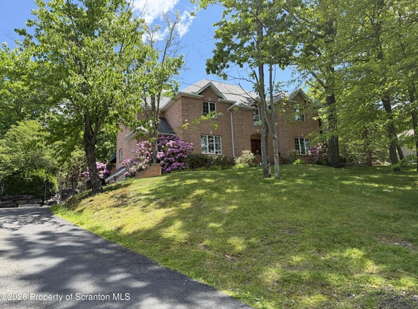 102 Emerson Close, Moosic, PA 18507