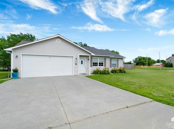 221 Hackberry Avenue, Manhattan, KS 66502