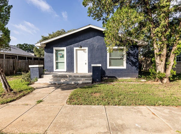 255 W Panhandle Street, Slaton, TX 79364