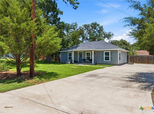 554 W Austin Street, Luling, TX 78648