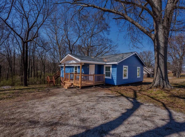 1540 Woodmont Dr, Tuscumbia, AL 35674