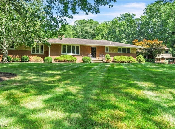 8001 Robin Lane, Brecksville, OH 44141