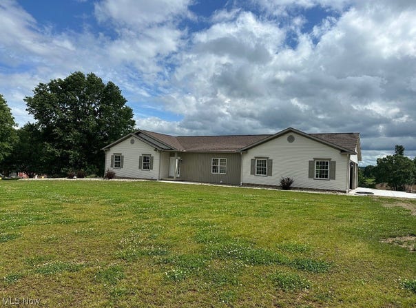 2336 Yorkview Road SW, New Philadelphia, OH 44663