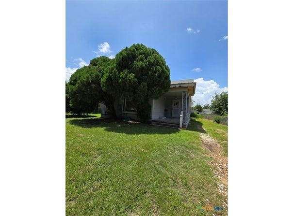 206 Dallas Street, Yoakum, TX 77995