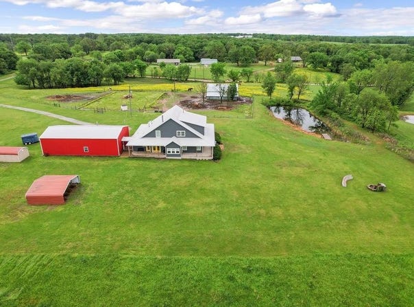16000 Peterson  RD, Gentry, AR 72734