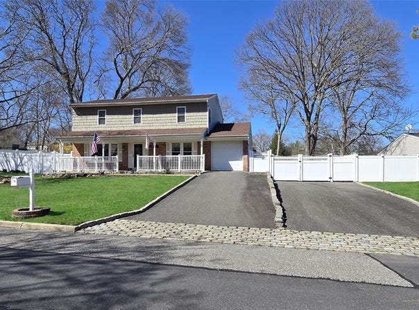 11 Calicotree Lane, Coram, NY 11727