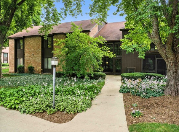 740 Saint Andrews Lane, Crystal Lake, IL 60014