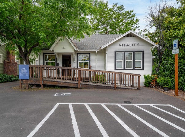 27 Crater Lake Avenue, Medford, OR 97504