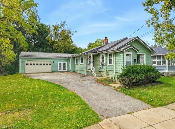 32 Oakwood Avenue, Bedford, OH 44146