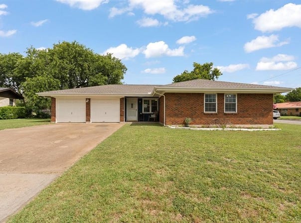 1200 Lynnwood Drive, Cleburne, TX 76033