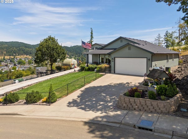 895 VALLEY VISTA ST, Sutherlin, OR 97479