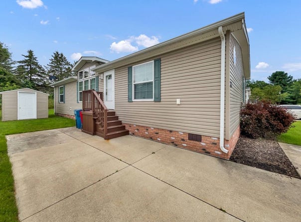 9750 Kenyon Ave, Fenton, MI 48430