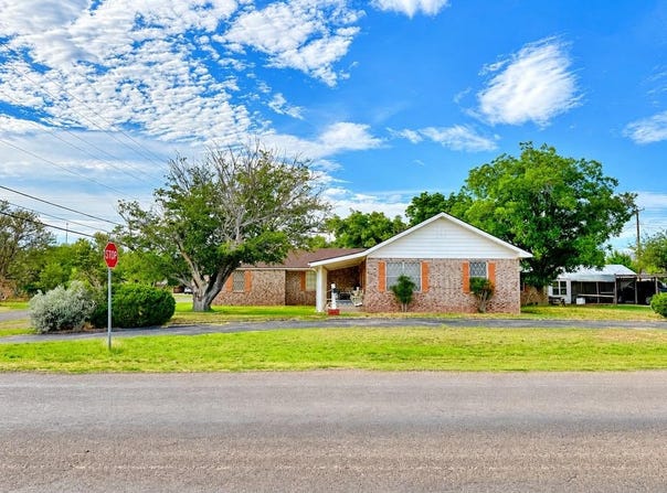 301 21st St, Crane, TX 79731